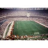 Das Aztekenstadion in Mexiko-Stadt zählt zu den größten und symbolträchtigsten Fußballarenen der Welt. Am 31. Mai 1986 versammeln sich rund 90.000 Zuschauer, um die Eröffnungsfeier der Weltmeisterschaft zu erleben. Auf dem Rasen trennen sich später Titelverteidiger Italien und Bulgarien im ersten Spiel des Turniers mit einem 1:1.