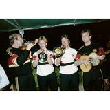 Deutschlands Fußballnationalmannschaft vertreibt sich am 25. Mai 1986 im WM-Quartier nahe dem mexikanischen Querétaro die Zeit fernab von Taktiktafeln und Trainingseinheiten: Auf der Terrasse greifen Dieter Hoeneß, Andreas Brehme, Lothar Matthäus und Norbert Eder (von links) zu Instrumenten und probieren sich als Ad-hoc-Kapelle. In jenen Tagen stellt sich die Mannschaft auf die Hitze und Höhenlage im Gastgeberland ein. Im Finale unterliegt Deutschland Argentinien mit 2:3.