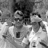 Für eine neue Kollektion Sonnenbrillen posieren am 29. Juni 1990 im italienischen Erba, dem WM-Quartier der DFB-Auswahl, vier Spieler, die längst zu Gesichtern dieser Turniermannschaft geworden sind: Andreas Brehme, Lothar Matthäus, Pierre Littbarski und Rudi Völler (von links). Die Szene erzählt auch davon, wie sehr sich der Fußball inzwischen gewandelt hat: Neben Laufwegen, Taktik und Standards gehören nun Sponsorenauftritte, Produktpräsentationen und perfekte Außendarstellung zum Alltag einer Mannschaft, die wenige Tage später in Rom den Titel gewinnen wird.