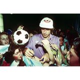 Für einen Moment rücken das anstehende Viertelfinale, der Druck eines ganzen Fußballlandes und der Medienrummel in den Hintergrund. Jürgen Klinsmann schreibt am 28. Juni 1990 Autogramme für die Schülerinnen und Schüler der deutschen Schule in Mailand. Die DFB-Elf krönt das Turnier in Italien schließlich mit einem 1:0 im Finale gegen Argentinien – dem ersten WM-Titel eines vereinten Deutschlands.