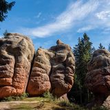 Sandsteinfelsen vor blauem Himmel