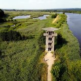 Aussichtsturm am Fluss