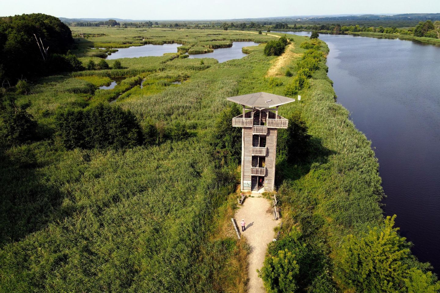 Aussichtsturm am Fluss