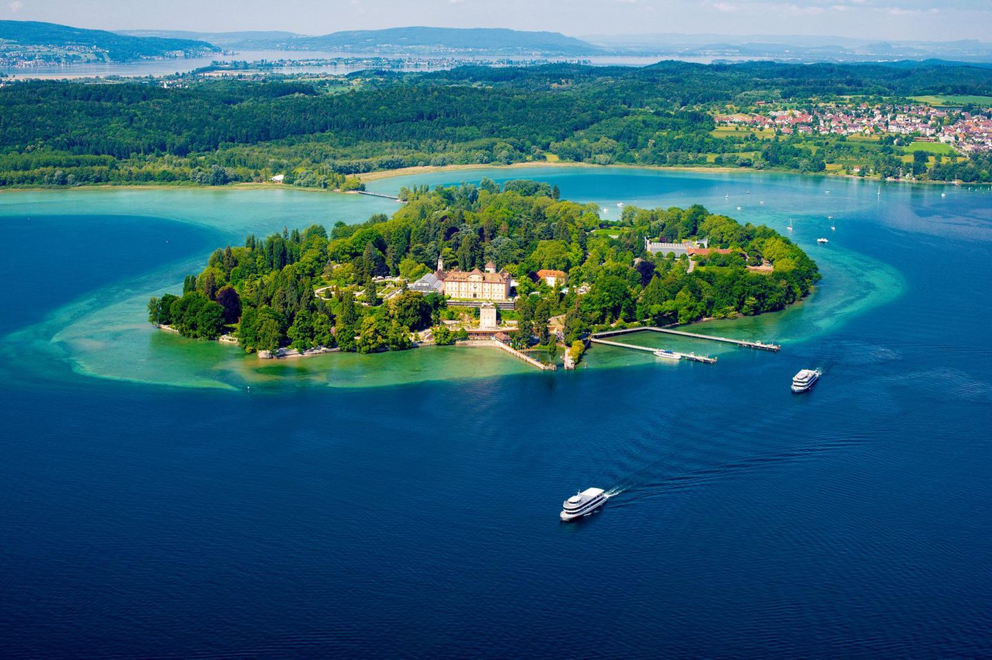 Grüne Insel Mainau, umgeben von Wasser