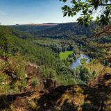 Blick über das grüne Elstertal in Wünschendorf