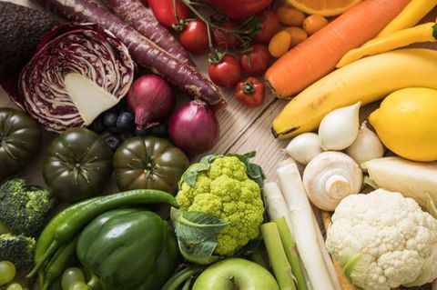 Je bunter, desto besser: Jedes Obst und Gemüse hat sein ganz eigenes Nährstoffprofil - auch aufgrund der enthaltenen Farbstoffe.