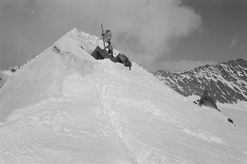 Dieses historische Foto zeigt den Bau der Richtstrahlstation Jungfraujoch auf dem Ostgrat der Jungfrau im Jahr 1954.