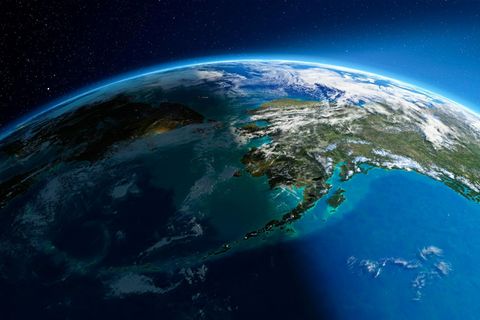 Computer-Rendering: Erdansicht aus dem All, Beringstrasse und Alaska im Sonnenaufgang.