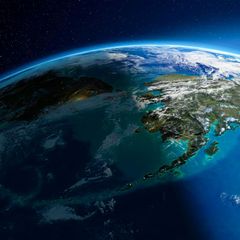 Computer-Rendering: Erdansicht aus dem All, Beringstrasse und Alaska im Sonnenaufgang.
