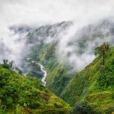 Wolken und Fluss zwischen grünen Berghängen am Vulkan Poás