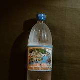 Für seine Rituale verwendet der Molfar Vasyl Hundiak ("Magas") geweihtes Wasser, das er aus einer einfachen Plastikflasche in eine Schüssel gießt. Das Wasser steht in der karpatischen Volksreligiosität für Reinigung und Schutz – es soll Flüche bannen und den Soldaten spirituellen Beistand geben 