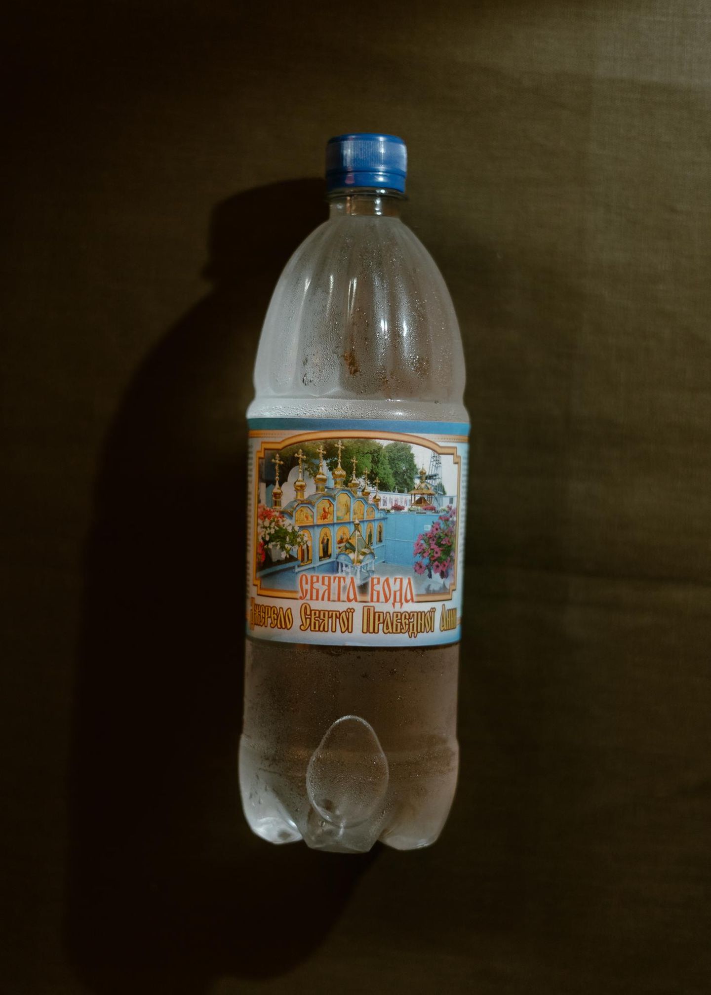 Für seine Rituale verwendet der Molfar Vasyl Hundiak ("Magas") geweihtes Wasser, das er aus einer einfachen Plastikflasche in eine Schüssel gießt. Das Wasser steht in der karpatischen Volksreligiosität für Reinigung und Schutz – es soll Flüche bannen und den Soldaten spirituellen Beistand geben 