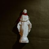 Eine kleine Marienstatue steht auf dem Schreibtisch von „Magas“. Zwischen Papieren, Schalen und Fläschchen erinnert die Muttergottes daran, wie eng in den Karpaten alte Ritualpraxis und christlicher Glaube miteinander verwoben sind