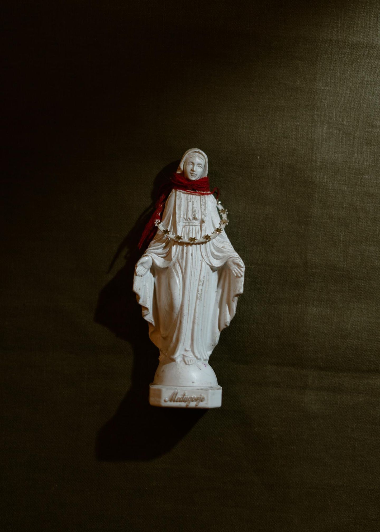 Eine kleine Marienstatue steht auf dem Schreibtisch von „Magas“. Zwischen Papieren, Schalen und Fläschchen erinnert die Muttergottes daran, wie eng in den Karpaten alte Ritualpraxis und christlicher Glaube miteinander verwoben sind