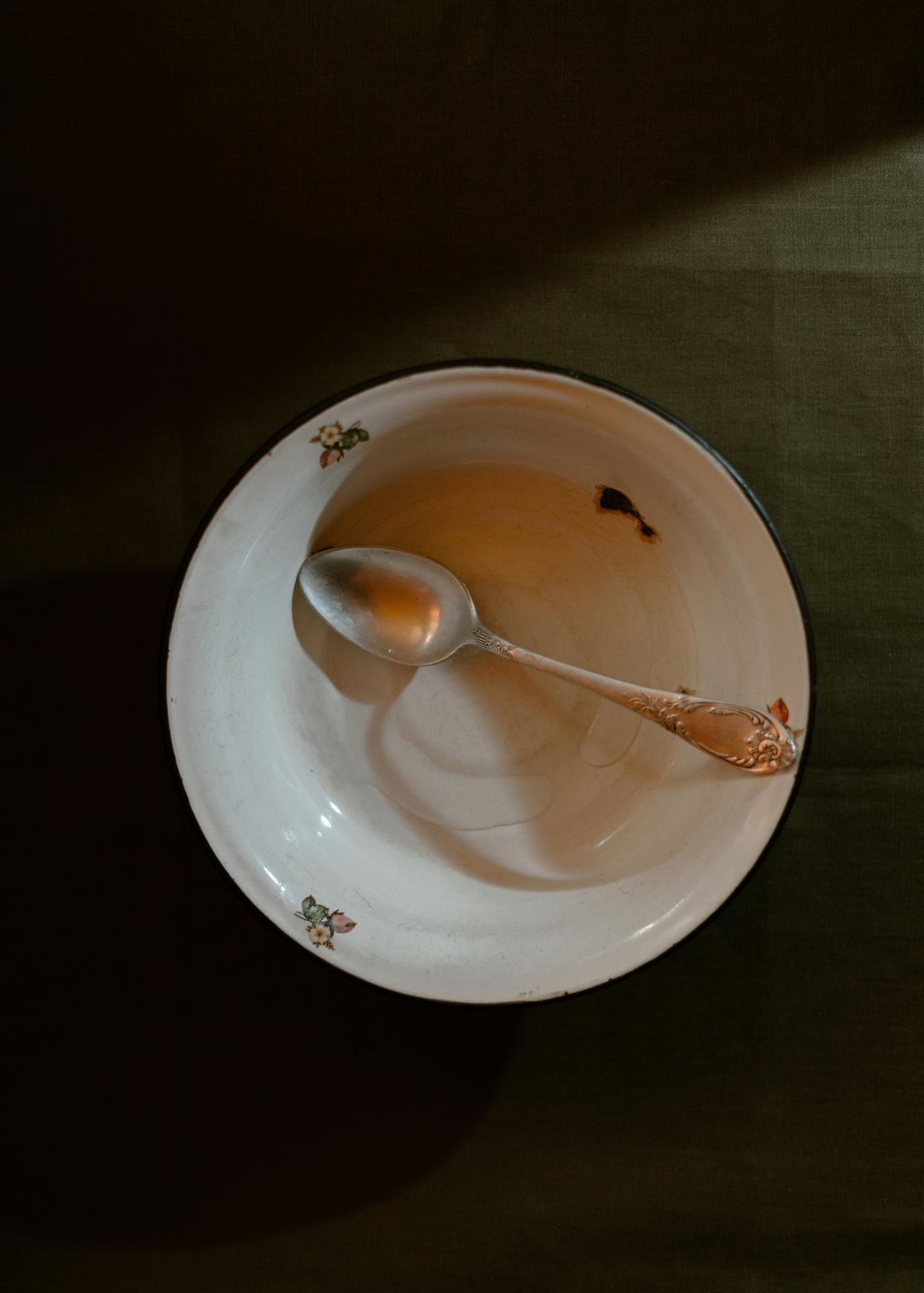 Eine Schüssel mit Wasser und ein Silberlöffel, wie sie Molfaren für ihre Rituale verwenden. Das Wasser steht dabei für Reinigung und das Aufnehmen von Belastungen, während der Löffel hilft, Tropfen von Wachs oder geweihten Flüssigkeiten zu dosieren und die Oberfläche so zu bewegen, dass Zeichen gedeutet werden können
