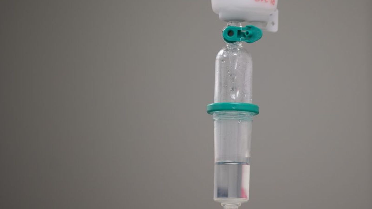 Das Bundesinstitut für Arzneimittel und Medizinprodukte warnt vor sogenannten Drip-Spa-Infusionen. Dabei werden dem Körper Vitam