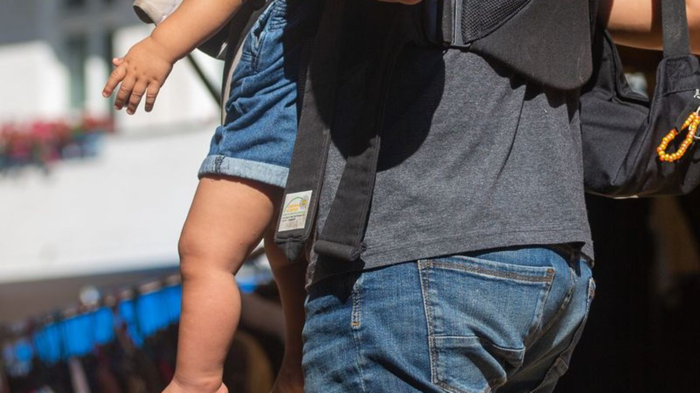 In Deutschland erklären 42 Prozent der Väter, kranke Kinder mindestens ebenso häufig zu betreuen wie ihre Partnerinnen. (Symbolb