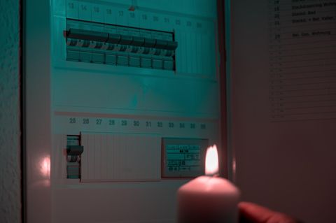 Ein Stromkasten bei Kerzenlicht