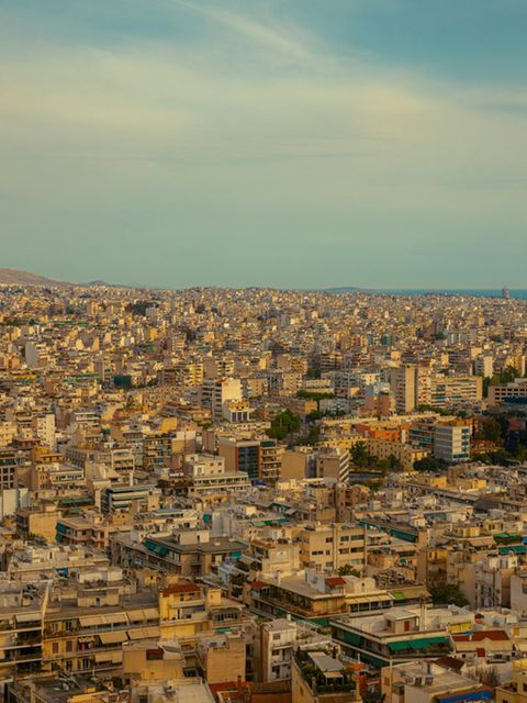 Die Nachmittagssonne drückt auf die Dächer Athens, am Horizont beginnt die Ägäis: Süßwasser ist rar in der griechischen Hauptstadt