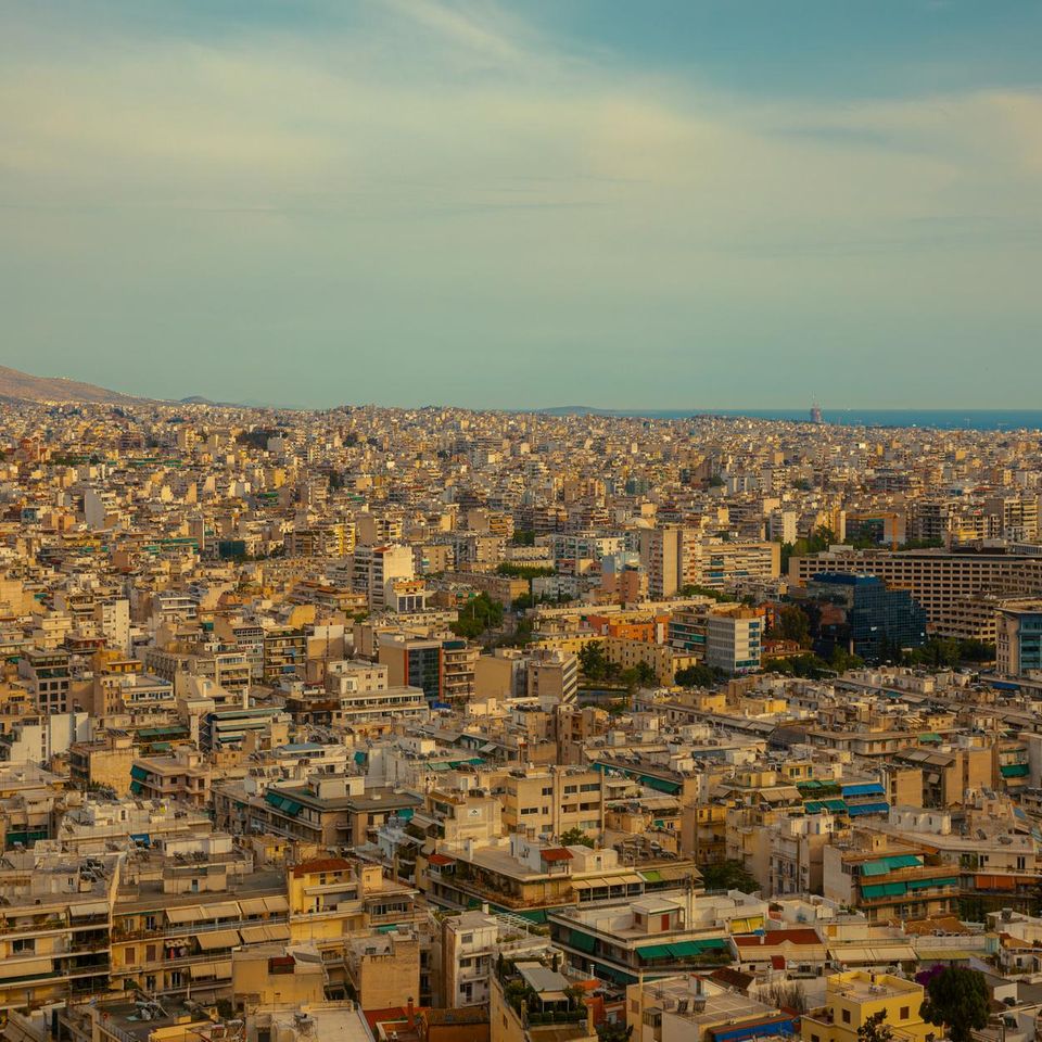 Die Nachmittagssonne drückt auf die Dächer Athens, am Horizont beginnt die Ägäis: Süßwasser ist rar in der griechischen Hauptstadt