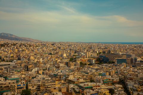Die Nachmittagssonne drückt auf die Dächer Athens, am Horizont beginnt die Ägäis: Süßwasser ist rar in der griechischen Hauptstadt