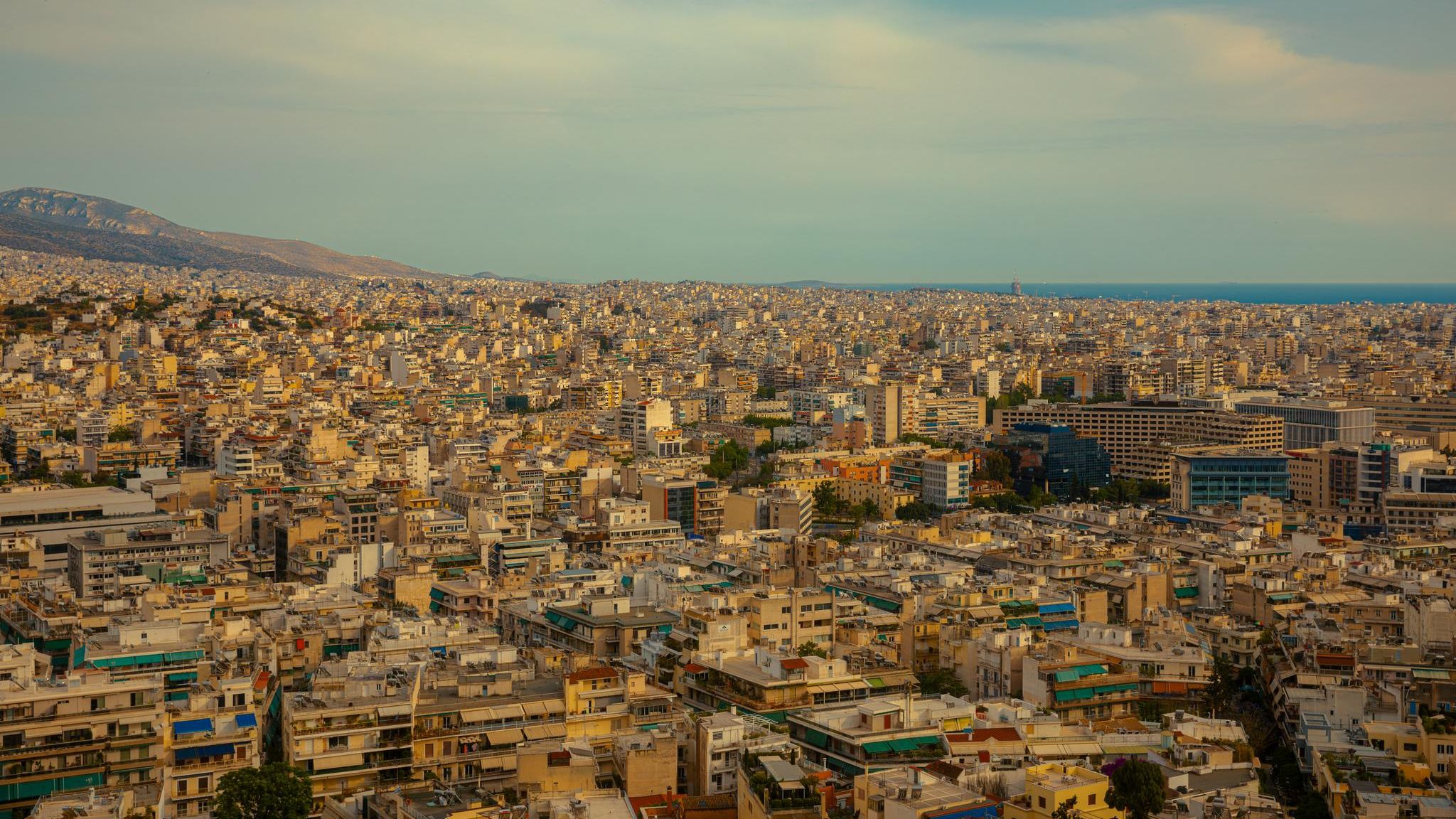 Die Nachmittagssonne drückt auf die Dächer Athens, am Horizont beginnt die Ägäis: Süßwasser ist rar in der griechischen Hauptstadt