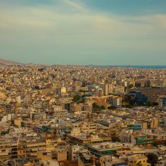 Die Nachmittagssonne drückt auf die Dächer Athens, am Horizont beginnt die Ägäis: Süßwasser ist rar in der griechischen Hauptstadt