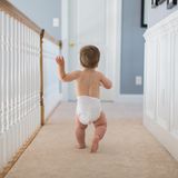 Baby trägt Windel