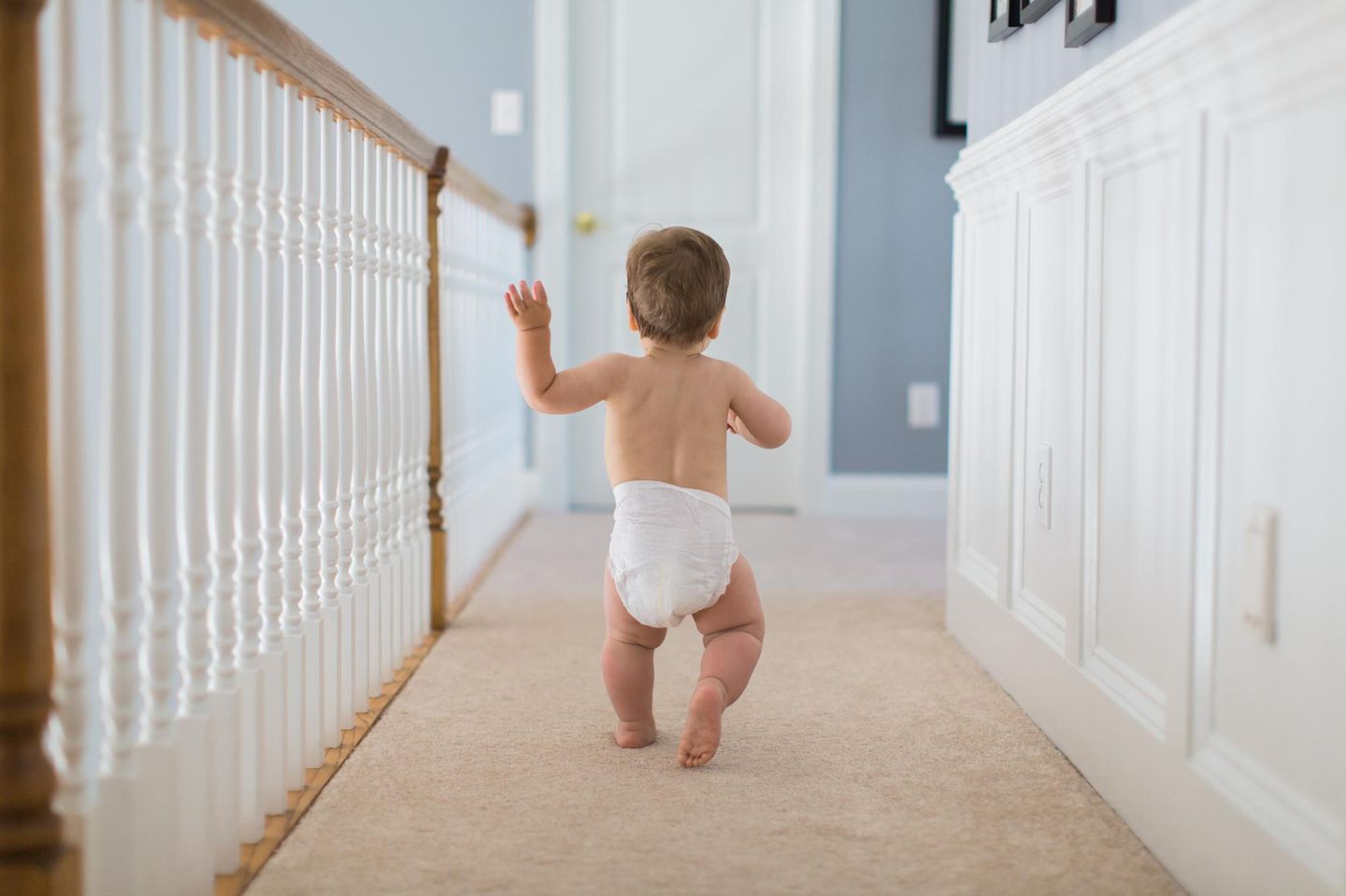 Baby trägt Windel