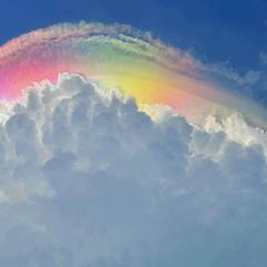 Regenbogenwolken über Indonesien