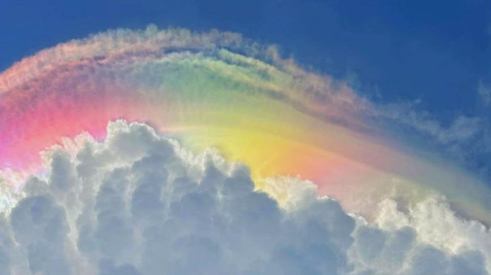 Regenbogenwolken über Indonesien
