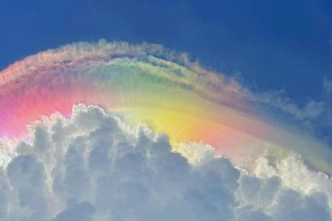 Regenbogenwolken über Indonesien