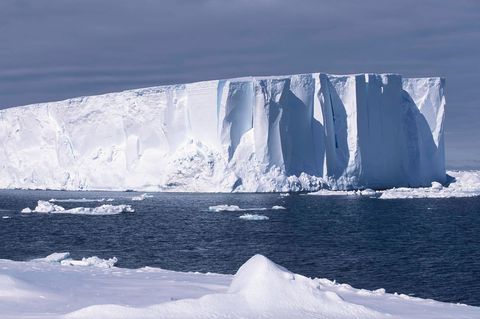 Eisberge am Riiser-Larsen-Schelfeis, Antarktis