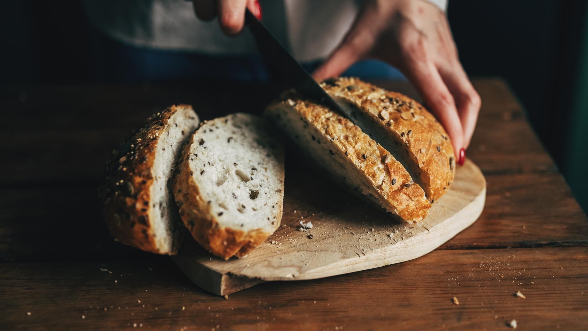 Eine Frau schneidet ein Brot
