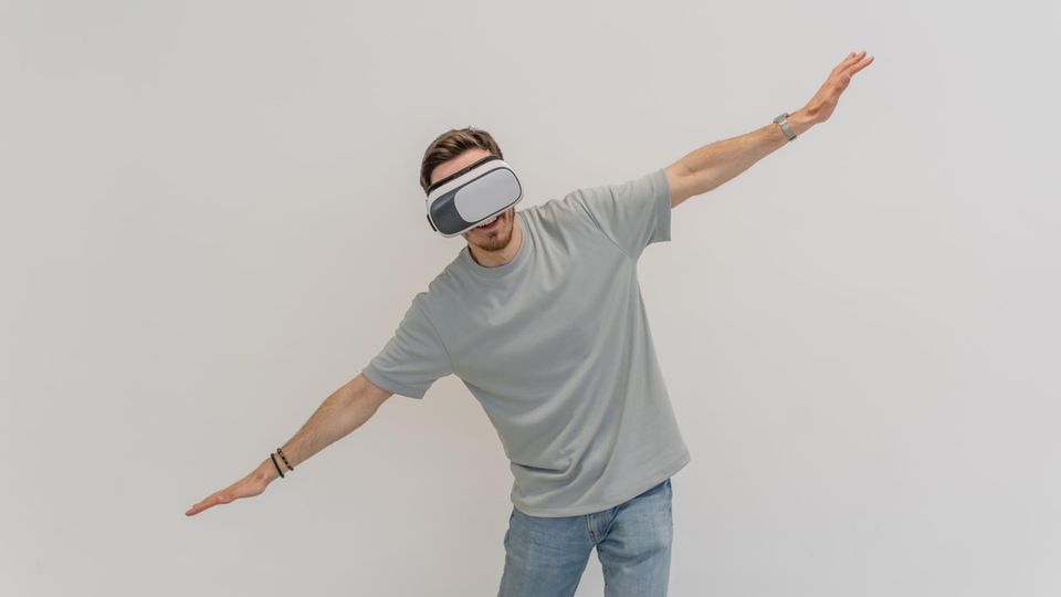 Person mit einer VR Brille simuliert, zu fliegen