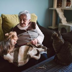 Alte Dame mit Hund und Katze