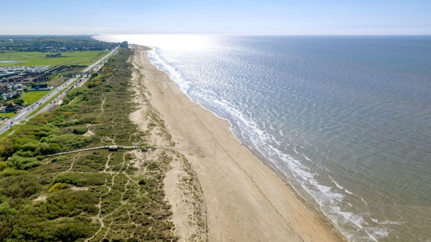 Schienen am Strand: Auf 67 Kilometern fährt die Kusttram fast die ganze belgische Küste entlang. Foto: Visit Flanders/dpa-tmn