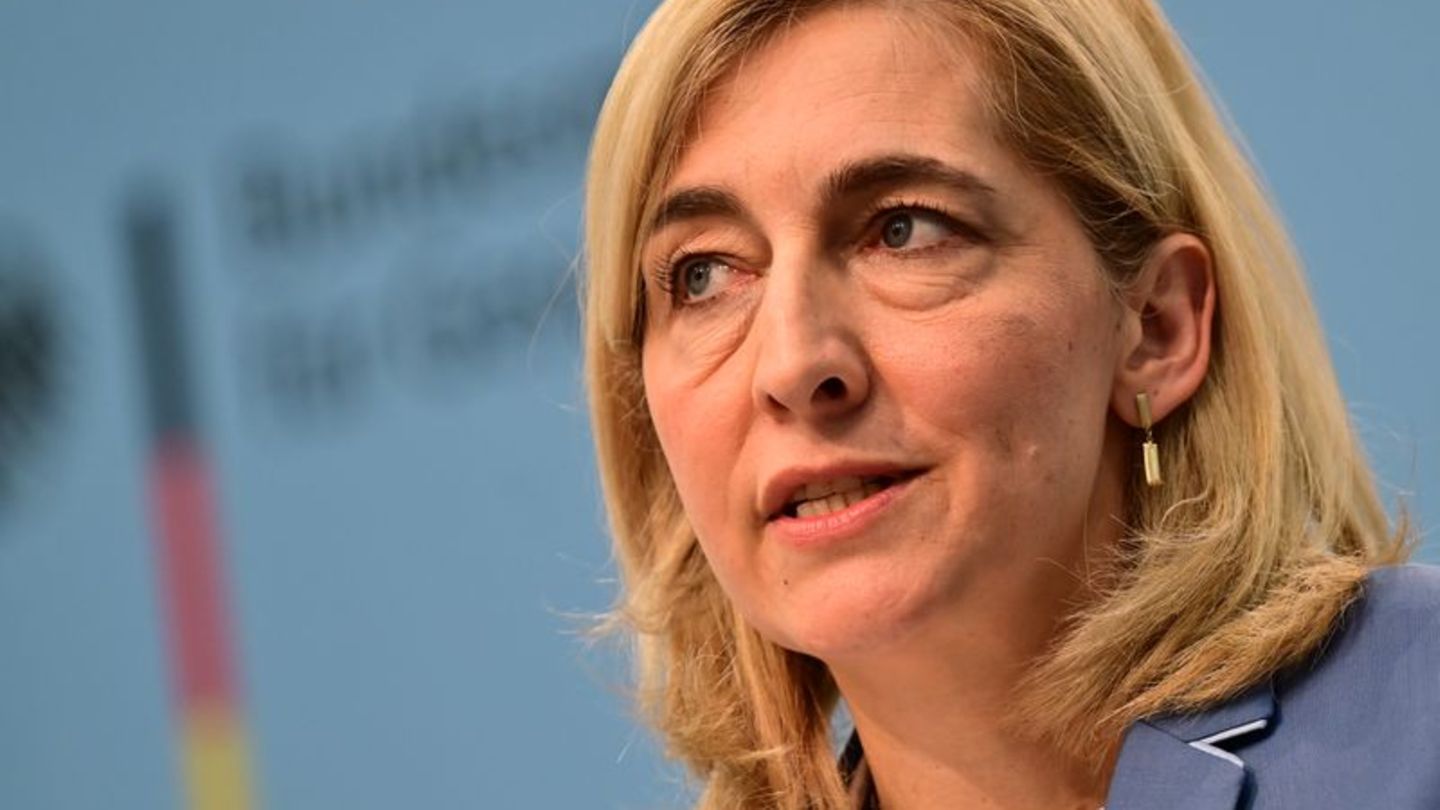 Nach Warkens Angaben kann Deutschland bei Bedarf unter anderem über das Robert Koch-Institut oder das Bernhard-Nocht-Institut Hi