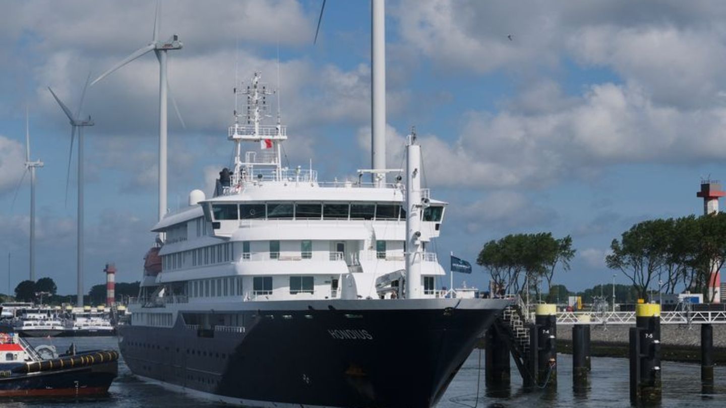 Das Kreuzfahrtschiff "Hondius" ist zurück in den Niederlanden - die Besatzung muss in Quarantäne. Foto: Patrick Post/AP/dpa