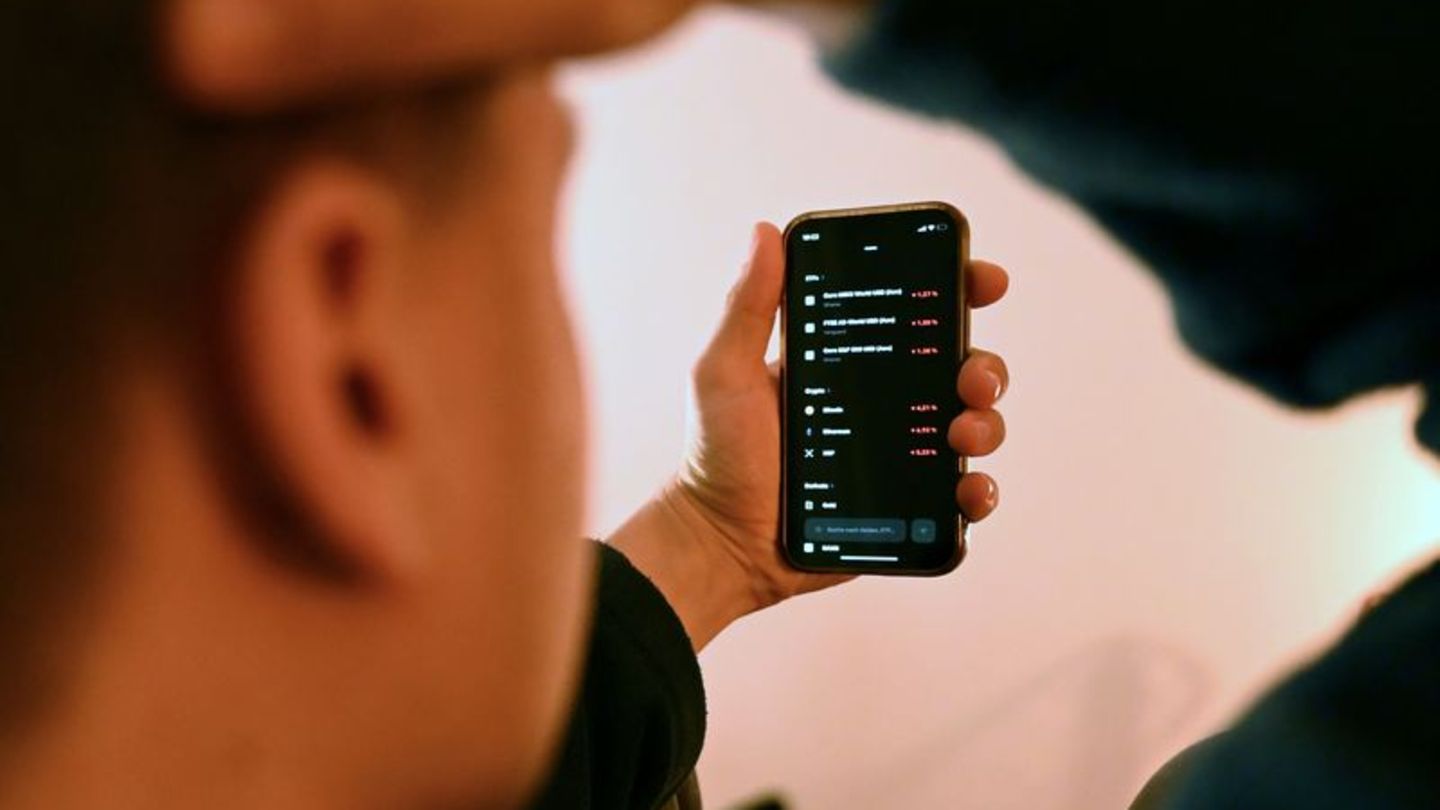 Trading-Apps liegen im Trend: Wer dabei vor allem den Nervenkitzel durch schnelle Gewinne oder Spekulationen sucht, kann aber su