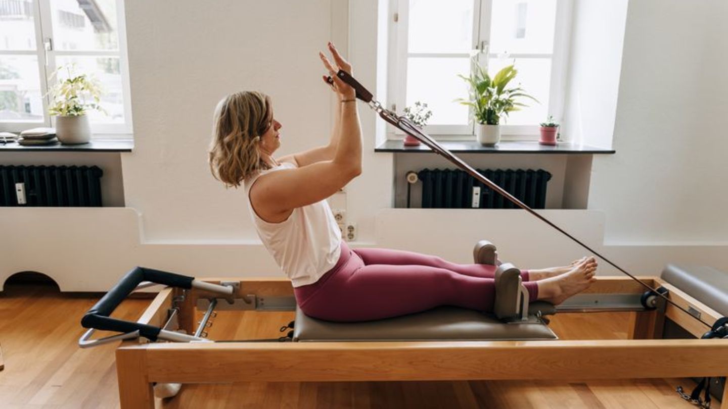 Pilates erlebt derzeit ein echtes Comeback – besonders das Training auf dem Reformer begeistert viele Fitnessfans. Foto: Franzis