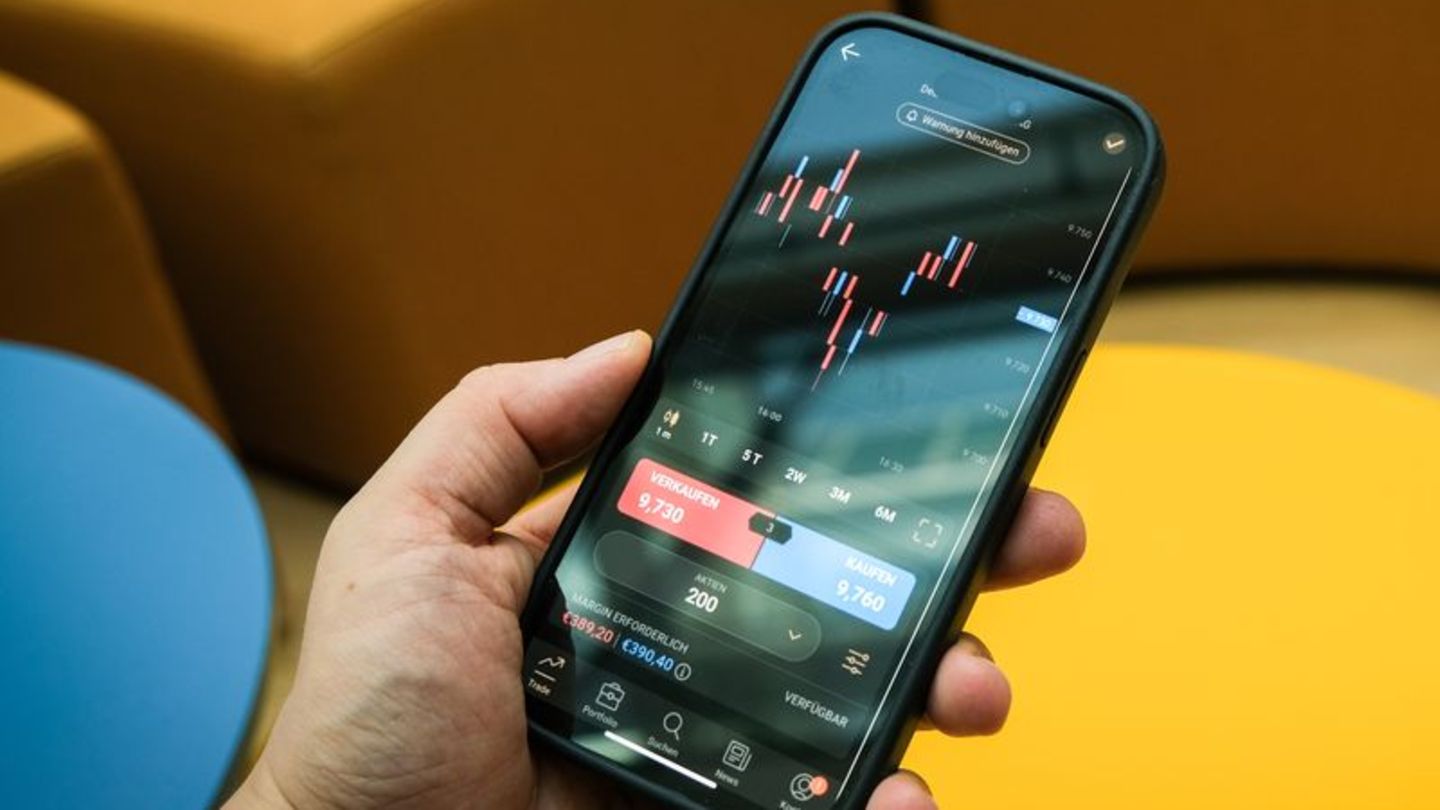 Manche Menschen entwickeln suchtähnliches Verhalten in Bezug auf Trading-Apps. Foto: Zacharie Scheurer/dpa-tmn