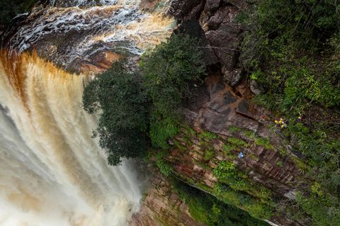 Im Sog des Wassers: Mehr als 200 Meter stürzen die "Kumerau Falls" in die Tiefe: Die Forschenden seilen sich an der Felswand daneben ab