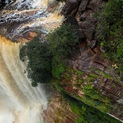 Im Sog des Wassers: Mehr als 200 Meter stürzen die "Kumerau Falls" in die Tiefe: Die Forschenden seilen sich an der Felswand daneben ab