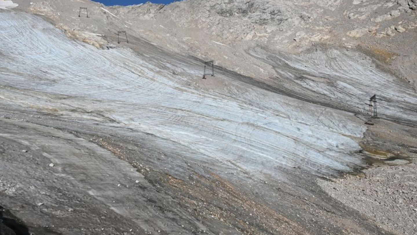 Der Klimawandel trifft auch Deutschland. Hier ein schmelzender Gletscher auf der Zugspitze. Foto: Angelika Warmuth/dpa