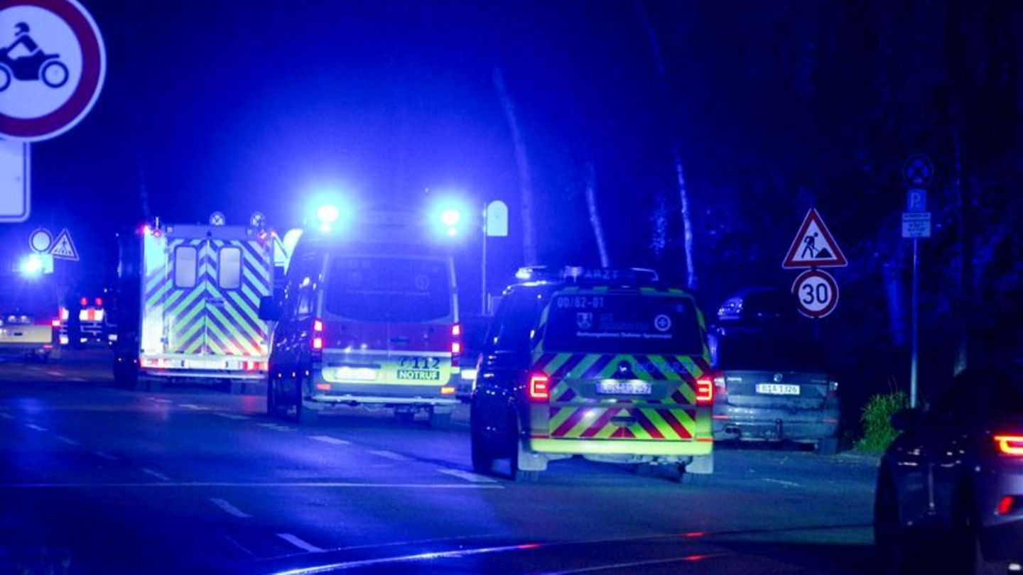 Der US-amerikanische Ebola-Patient aus dem Kongo kommt an der Charite an. Foto: Christophe Gateau/dpa