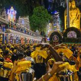 Tausende hinduistischer Gläubige mit Milchkrügen als Opfergabe während des Thaipusam-Festes am Batu-Caves-Tempel
