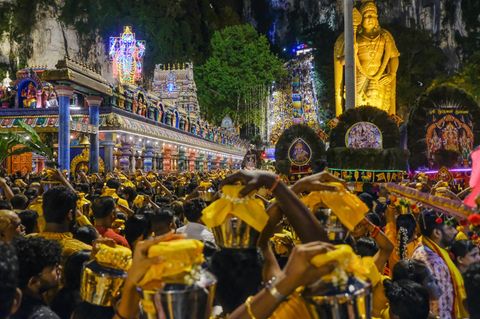 Tausende hinduistischer Gläubige mit Milchkrügen als Opfergabe während des Thaipusam-Festes am Batu-Caves-Tempel