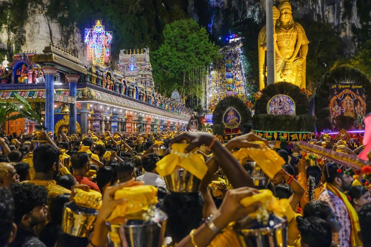 Tausende hinduistischer Gläubige mit Milchkrügen als Opfergabe während des Thaipusam-Festes am Batu-Caves-Tempel