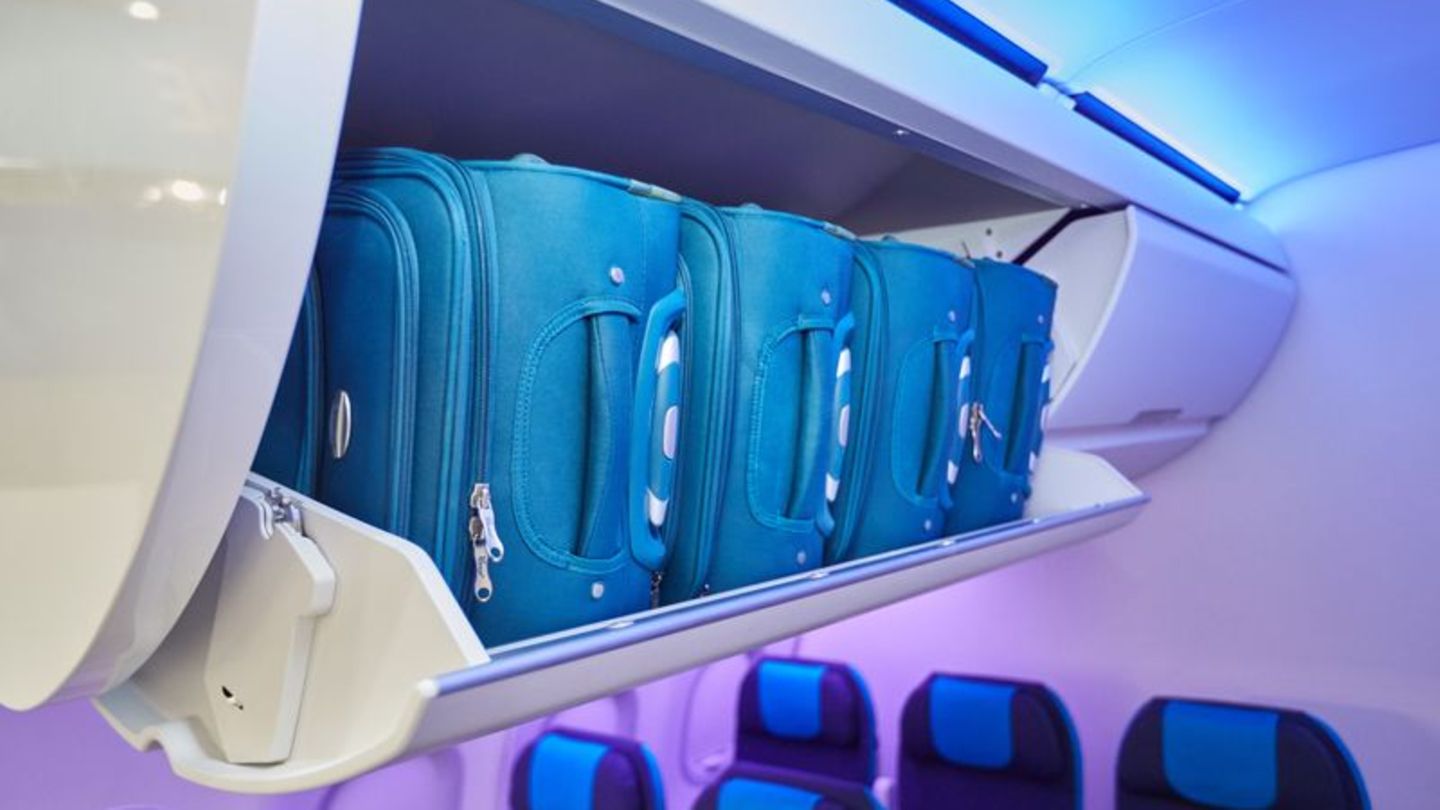 Bei einer Evakuierung muss Handgepäck zwingend im Flieger zurückgelassen werden. Es kann sonst die Notrutschen beschädigen und P